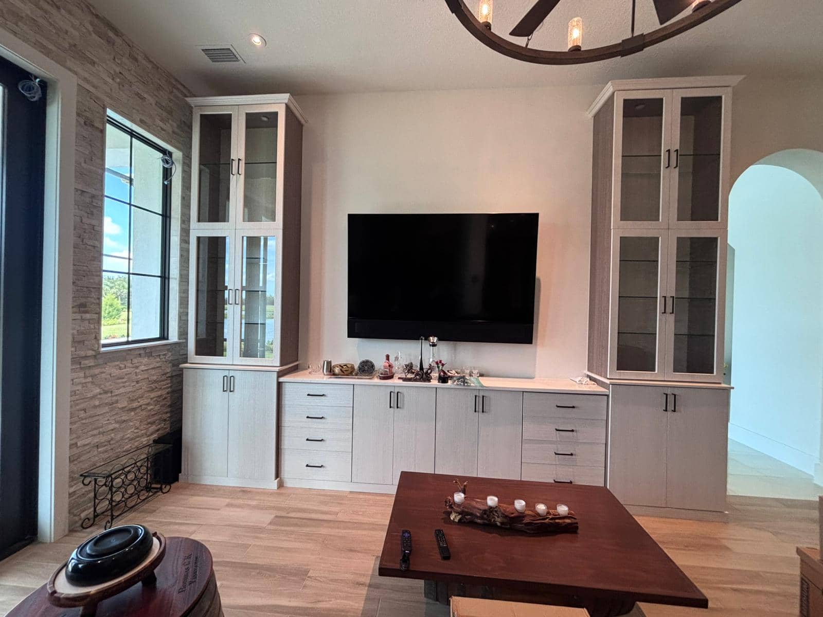 Floor-to-ceiling shelving system with maximum storage capacity