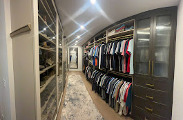 Custom wardrobe with mixed storage options