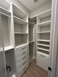 Small walk-in with maximized storage space